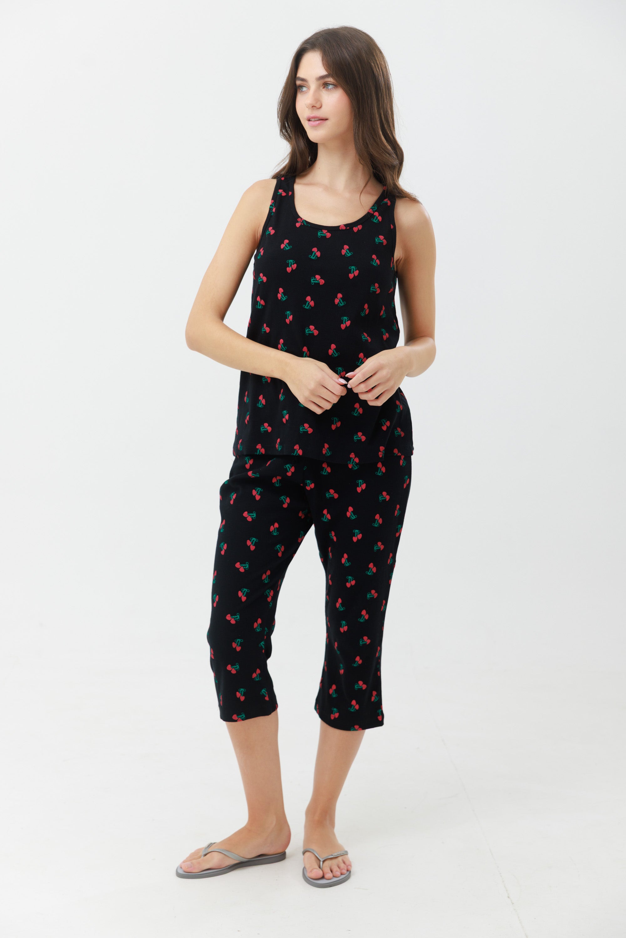 סט פיג'מה לנשים בצבע ורוד עם הדפס דובדבנים, כולל גופייה ומכנסי 7/8