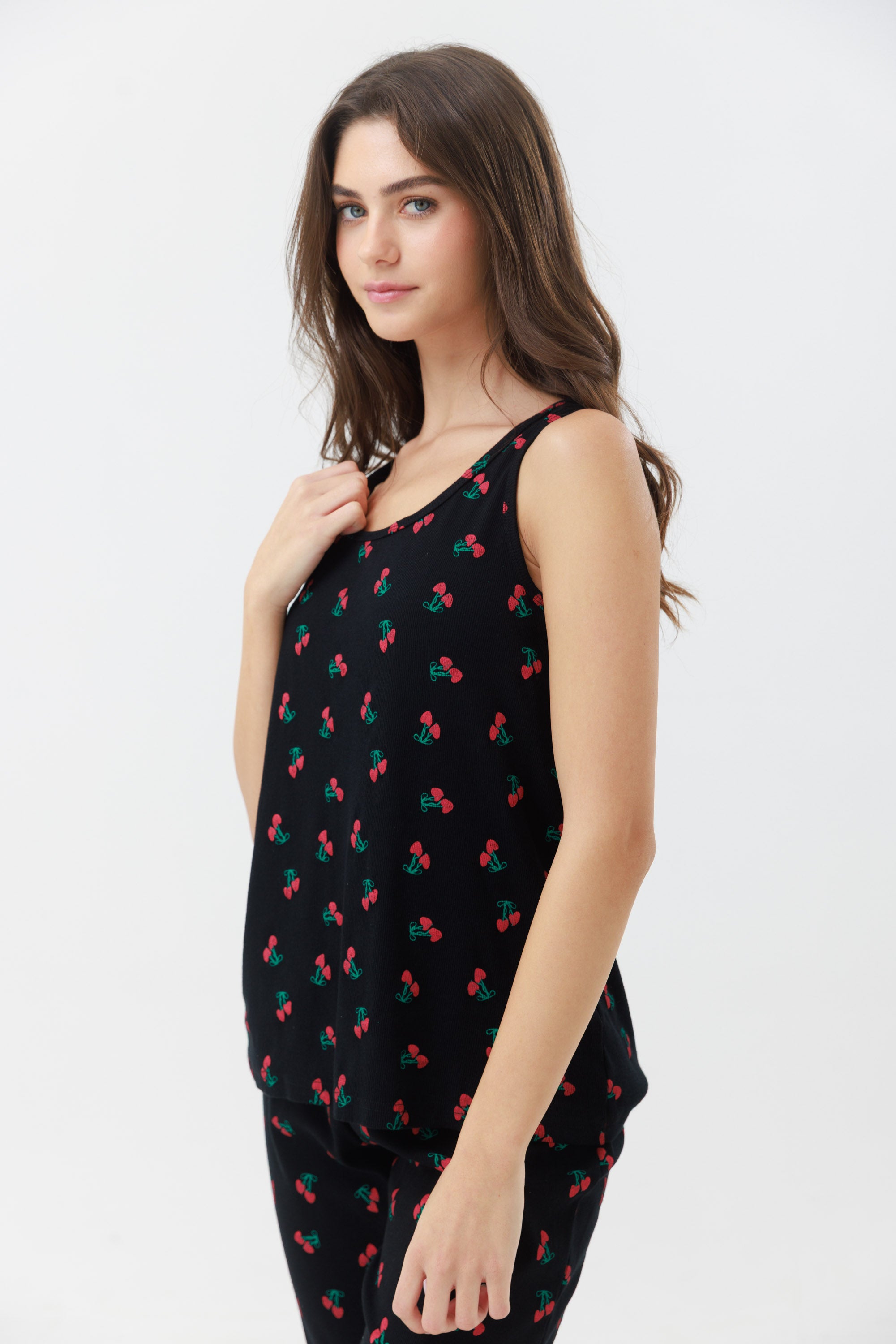 סט פיג'מה לנשים בצבע ורוד עם הדפס דובדבנים, כולל גופייה ומכנסי 7/8