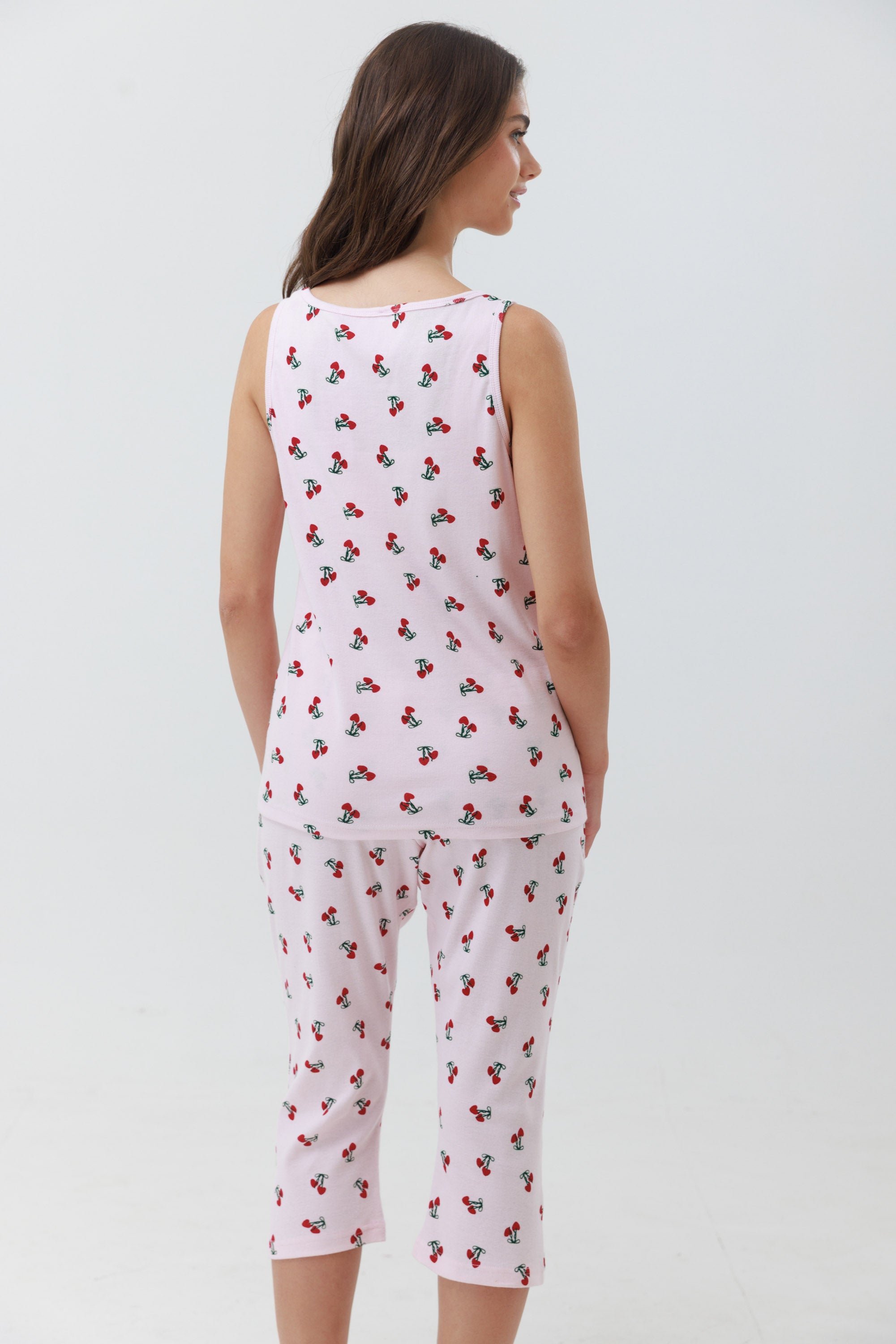סט פיג'מה לנשים בצבע ורוד עם הדפס דובדבנים, כולל גופייה ומכנסי 7/8