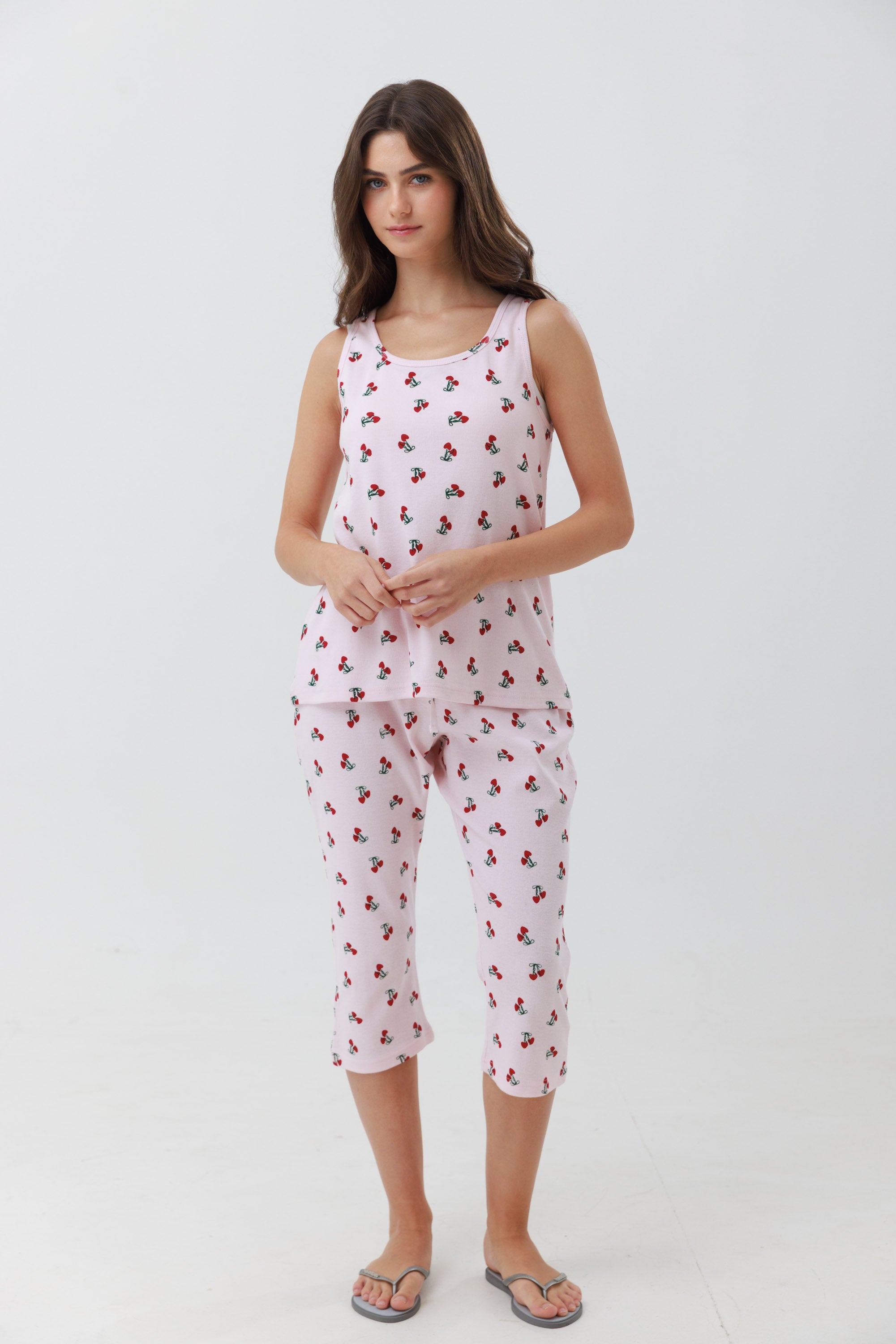 סט פיג'מה לנשים בצבע ורוד עם הדפס דובדבנים, כולל גופייה ומכנסי 7/8