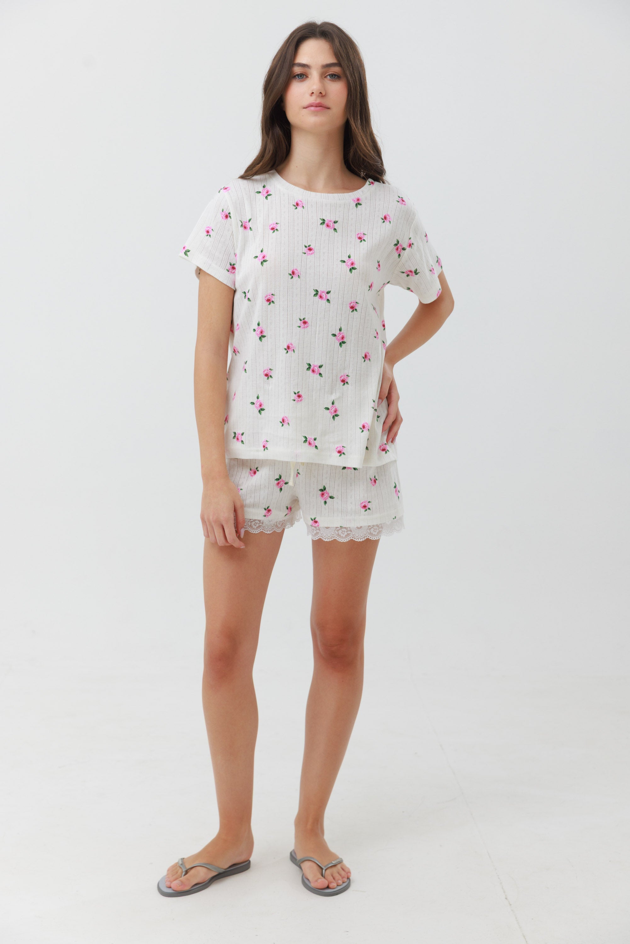 סט פיג'מה קיץ צבע שמנת לנשים מבד פואנטל 100% כותנה  עם הדפס ורדים וסיומת תחרה