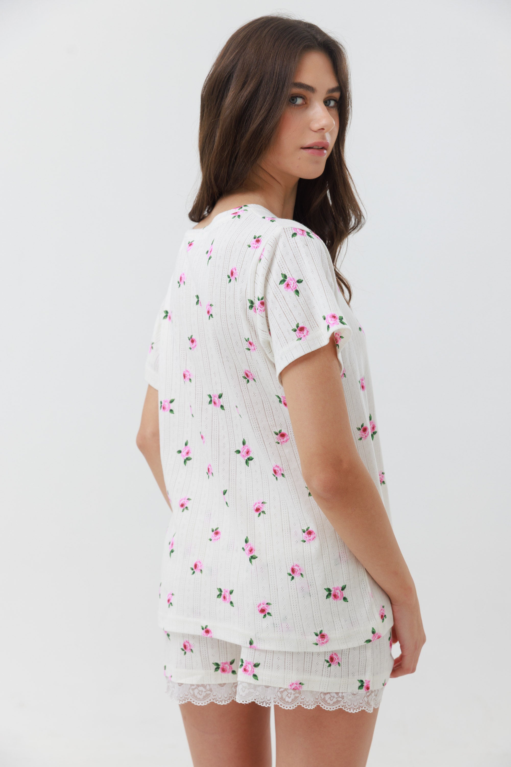 סט פיג'מה קיץ צבע שמנת לנשים מבד פואנטל 100% כותנה  עם הדפס ורדים וסיומת תחרה