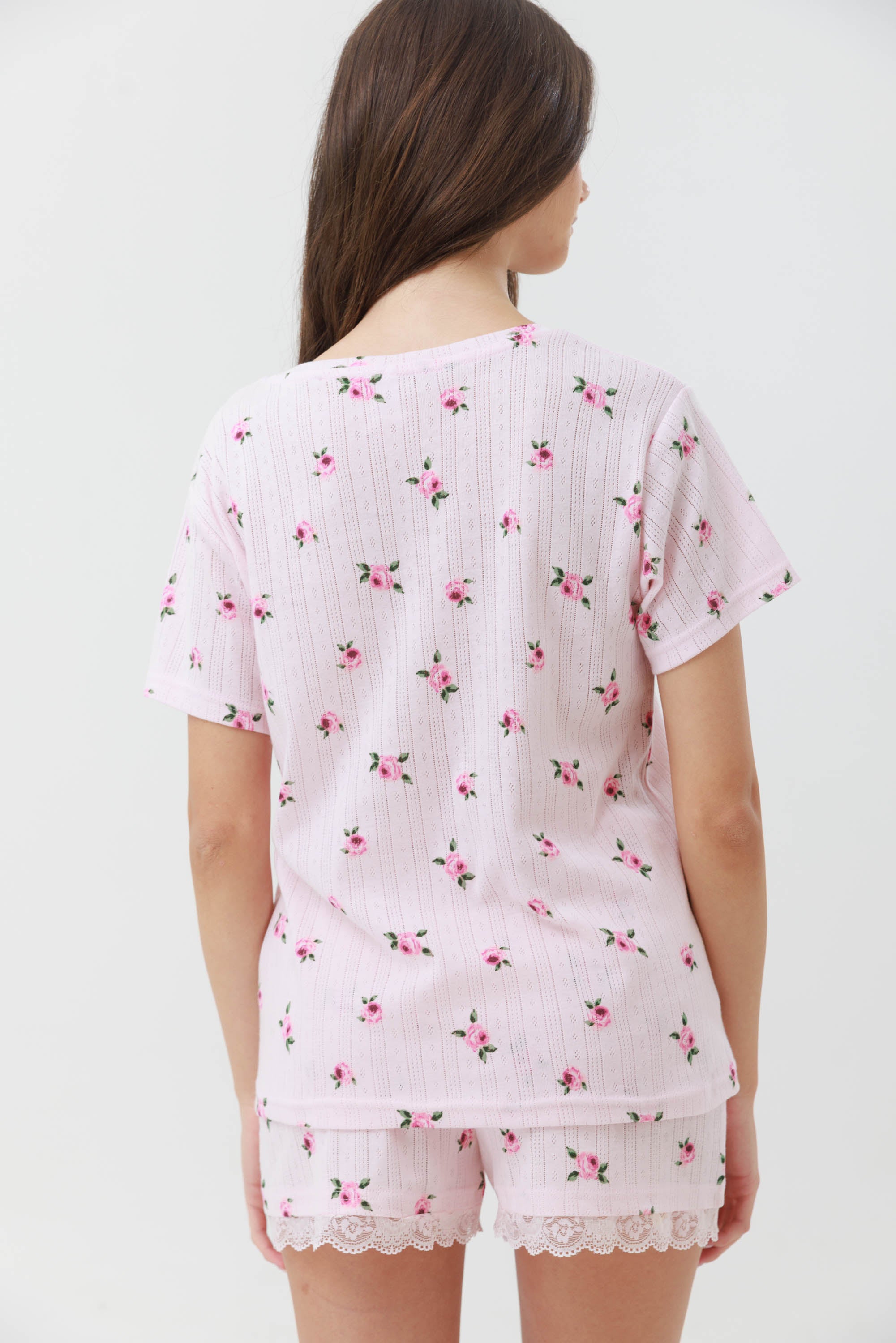 סט פיג'מה קיץ צבע ורוד לנשים מבד פואנטל 100% כותנה  עם הדפס ורדים וסיומת תחרה