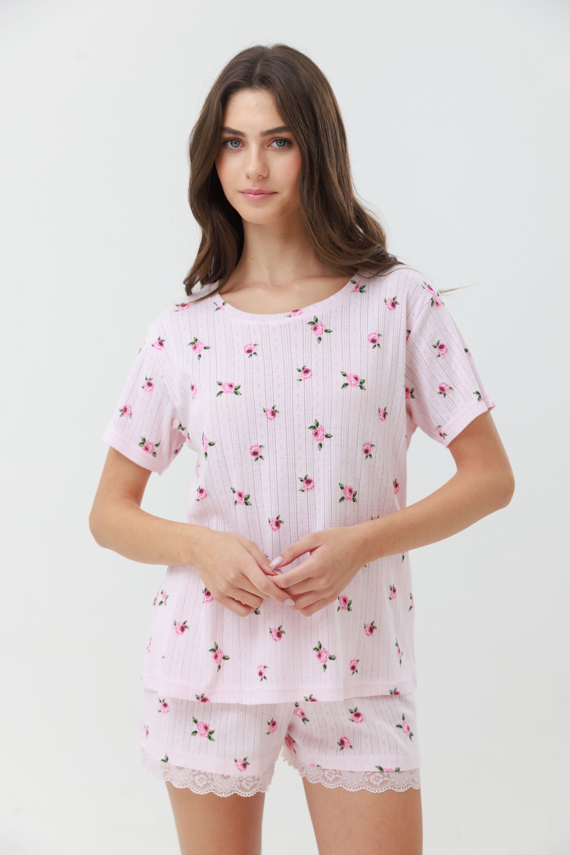 סט פיג'מה קיץ צבע ורוד לנשים מבד פואנטל 100% כותנה  עם הדפס ורדים וסיומת תחרה