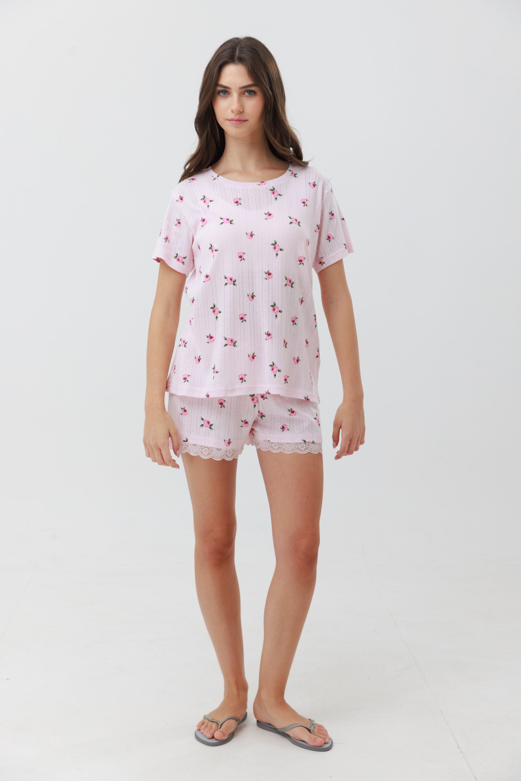סט פיג'מה קיץ צבע ורוד לנשים מבד פואנטל 100% כותנה  עם הדפס ורדים וסיומת תחרה