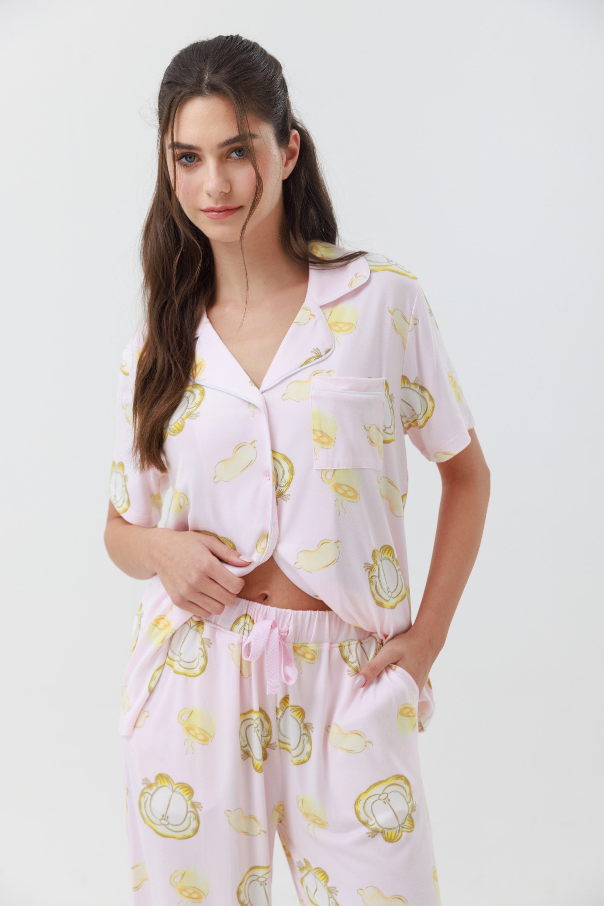 Yummy Print – פיג'מת גרפילד לנשים מכופתרת מכנס ארוך