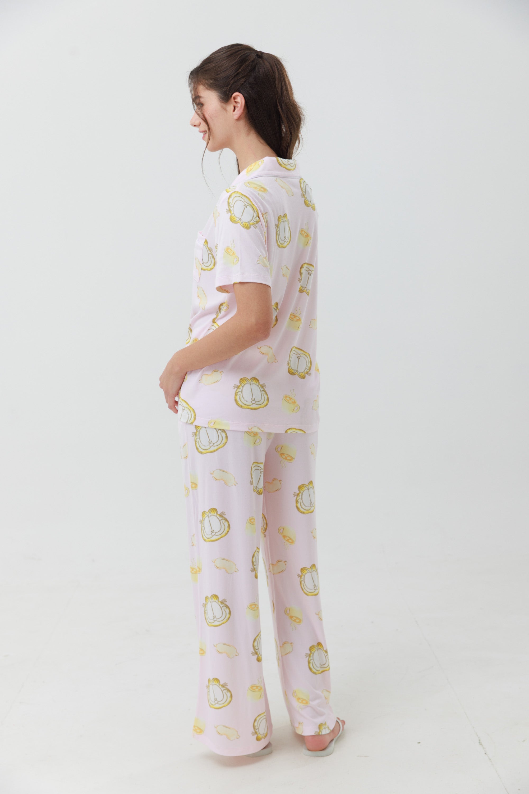 Yummy Print – פיג'מת גרפילד לנשים מכופתרת מכנס ארוך