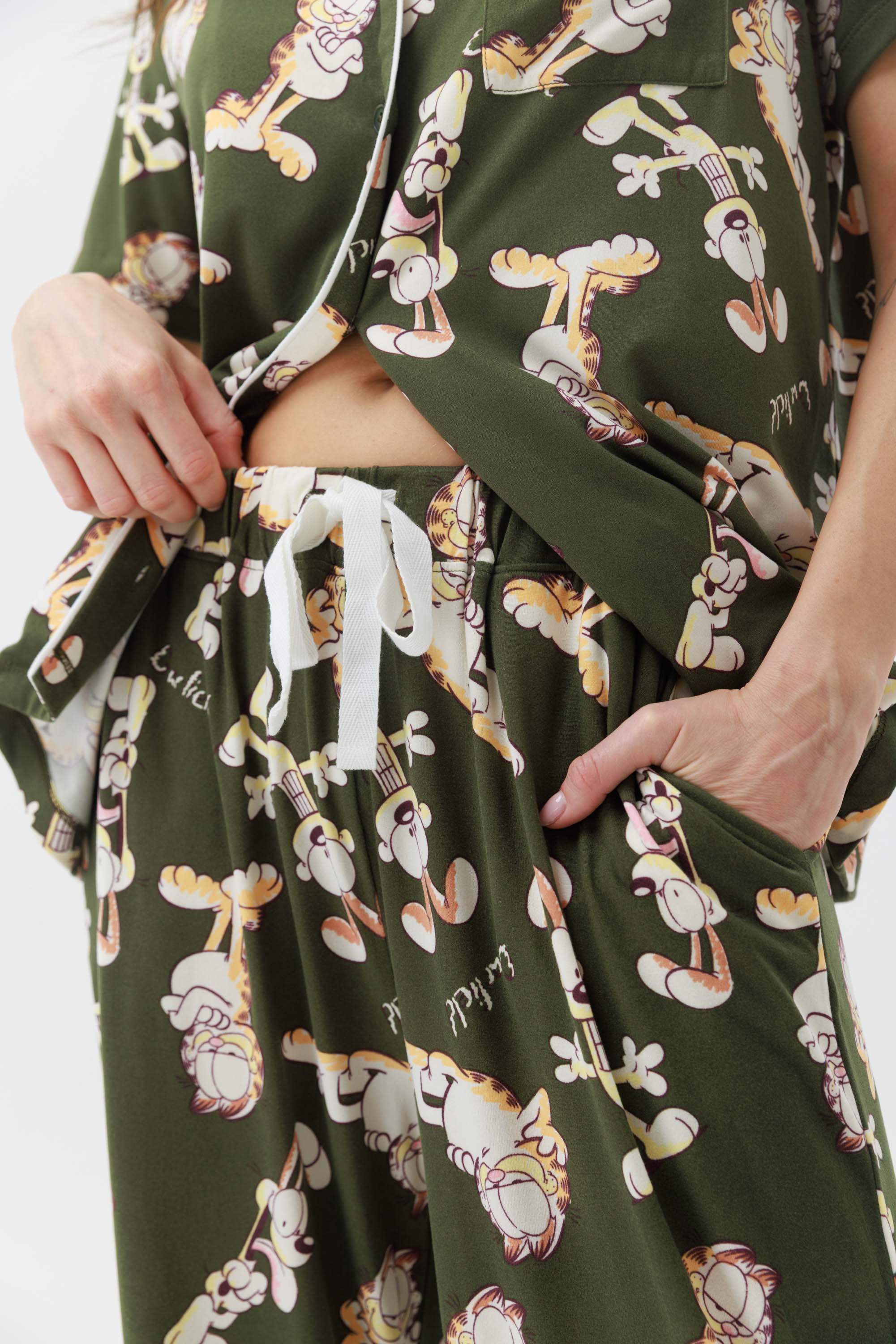 Yummy Print – פיג'מת גרפילד לנשים מכופתרת מכנס ארוך