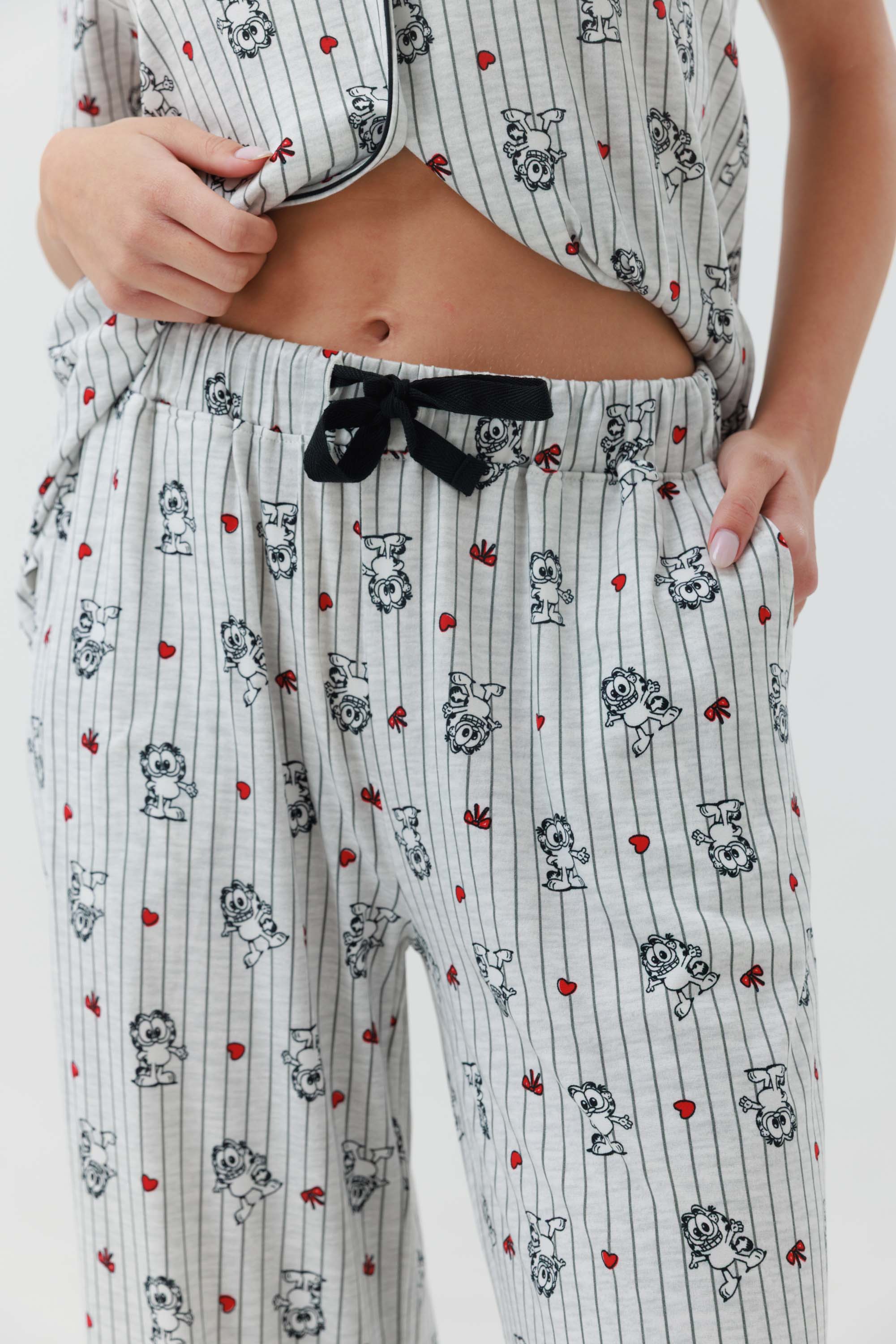 Yummy Print – פיג'מת גרפילד לנשים מכופתרת מכנס ארוך