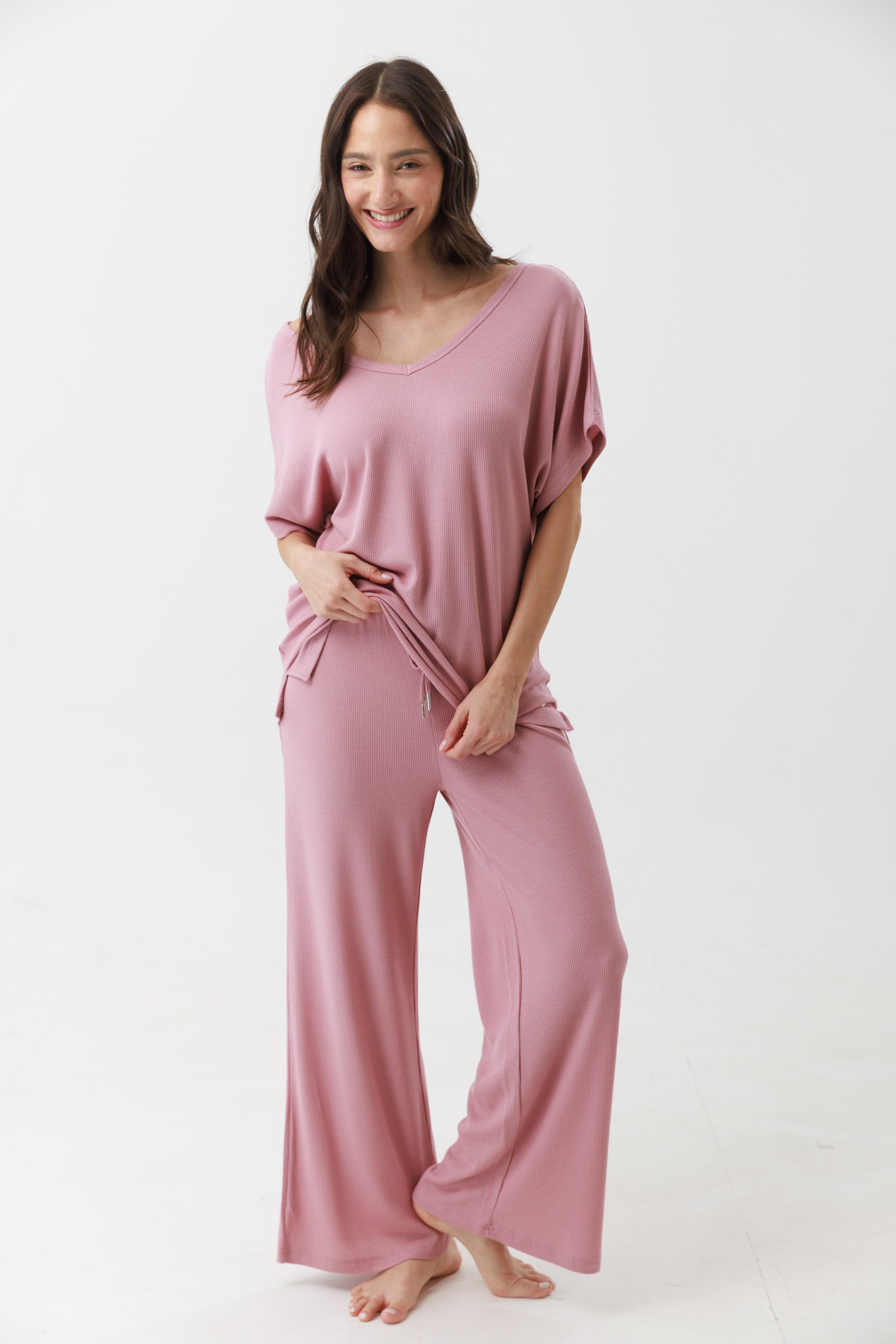 סט חליפת פנאי מבד וופל חולצה שרוול קצר ומכנס ארוך צבע ורוד 