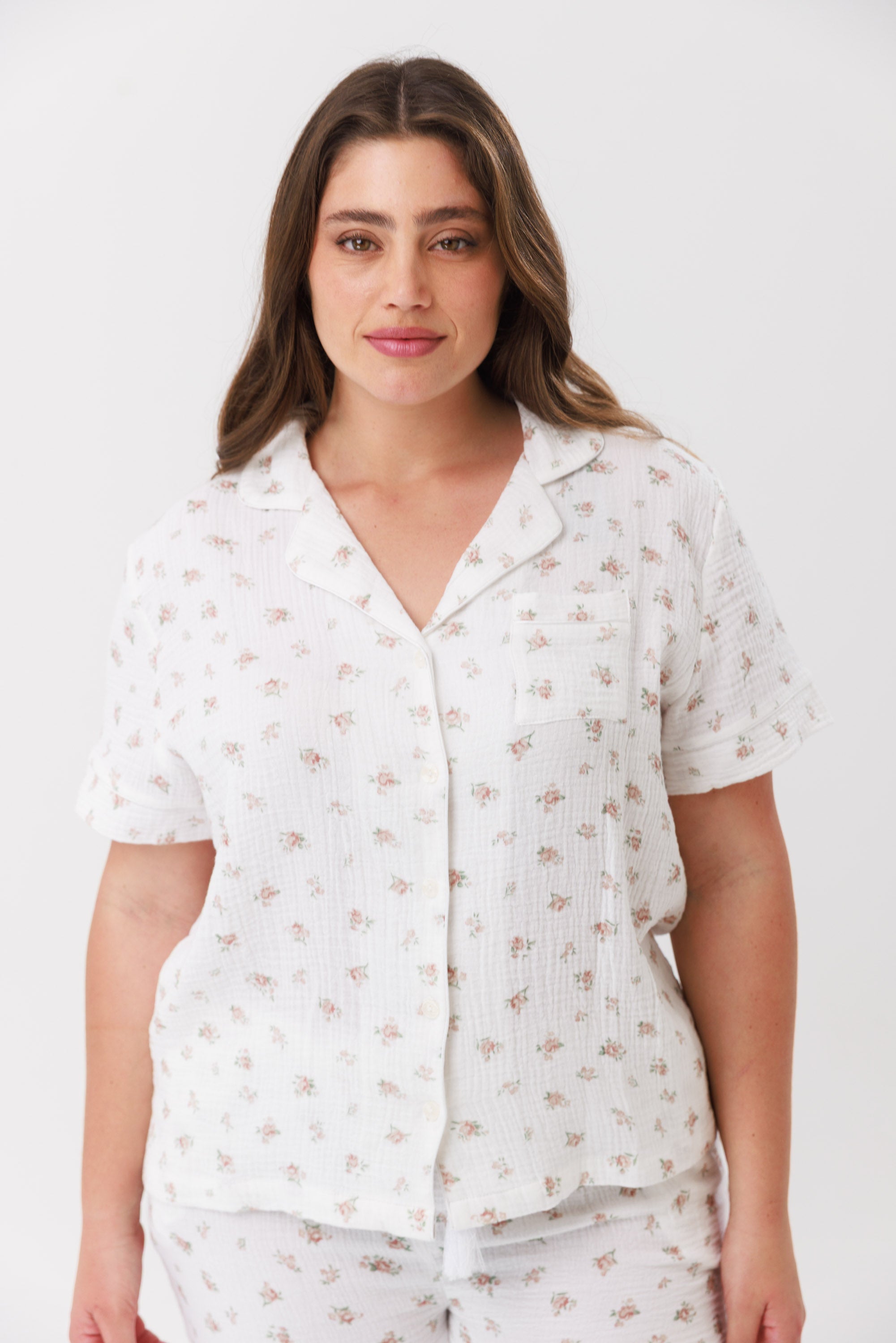 חליפת פנאי טטרה מכופתרת 100% כותנה צבע לבן פרחוני