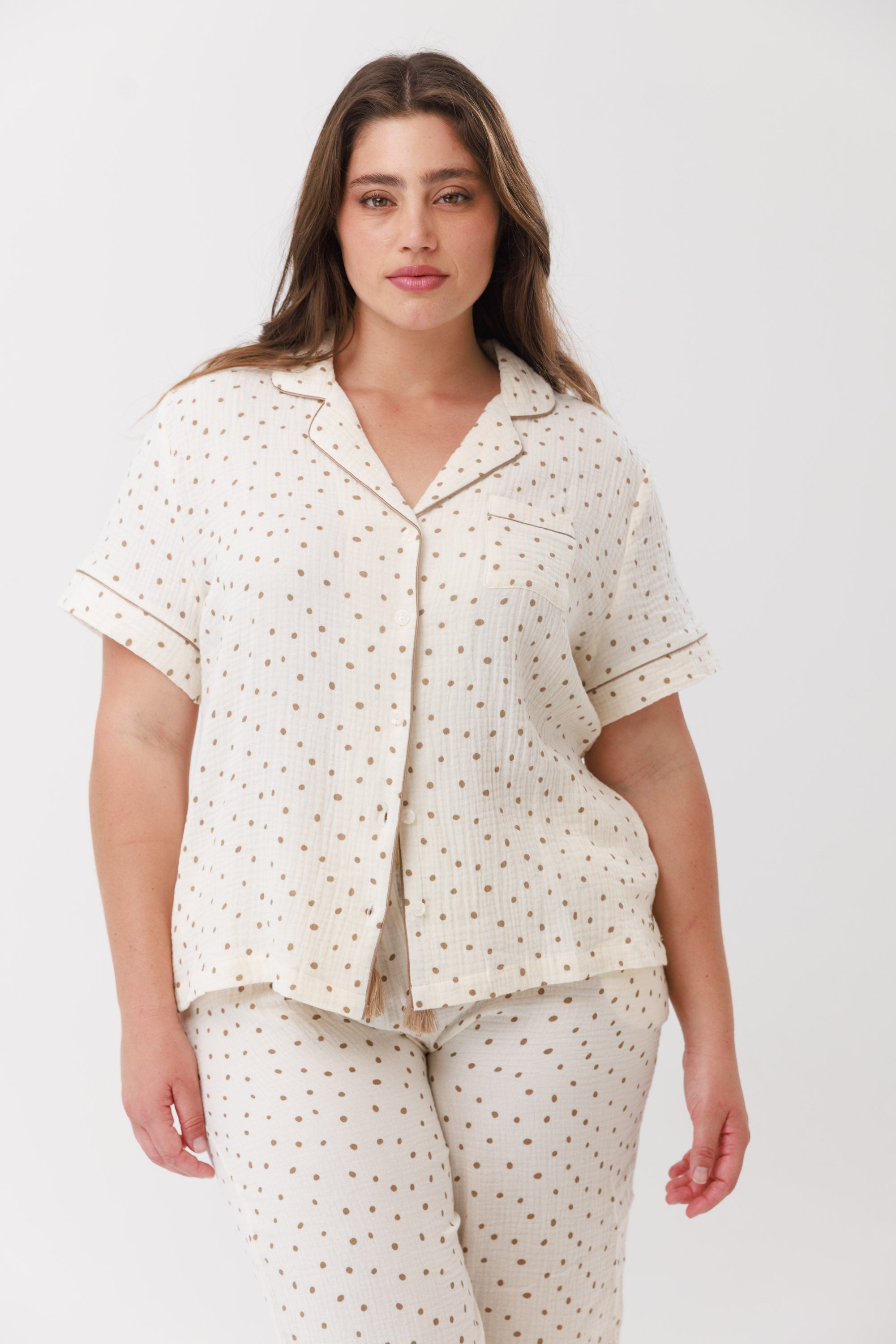 חליפת פנאי טטרה מכופתרת 100% כותנה צבע שמנת נקודות