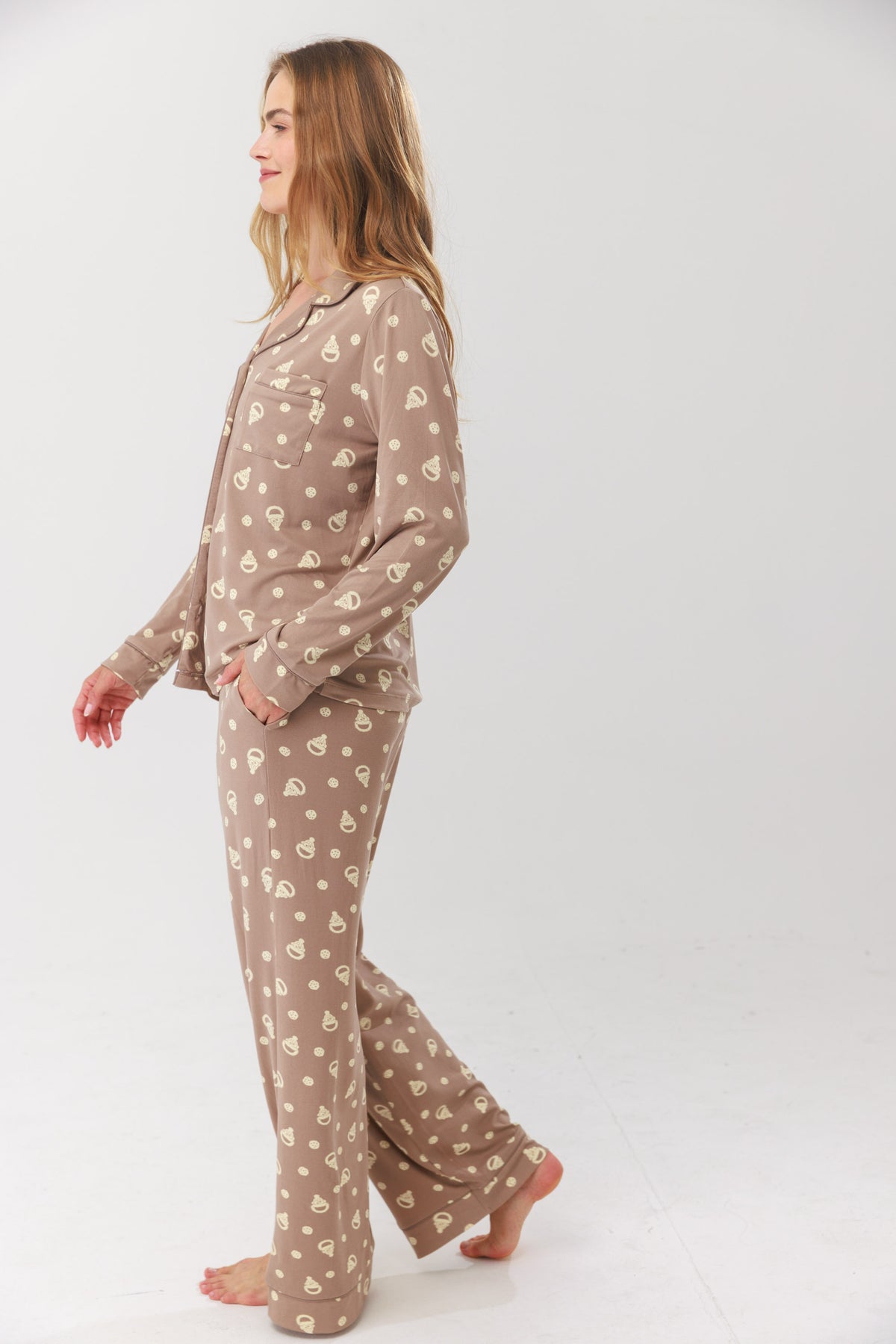 סט פיג'מה מכופתרת דמויות יאמי - קפה