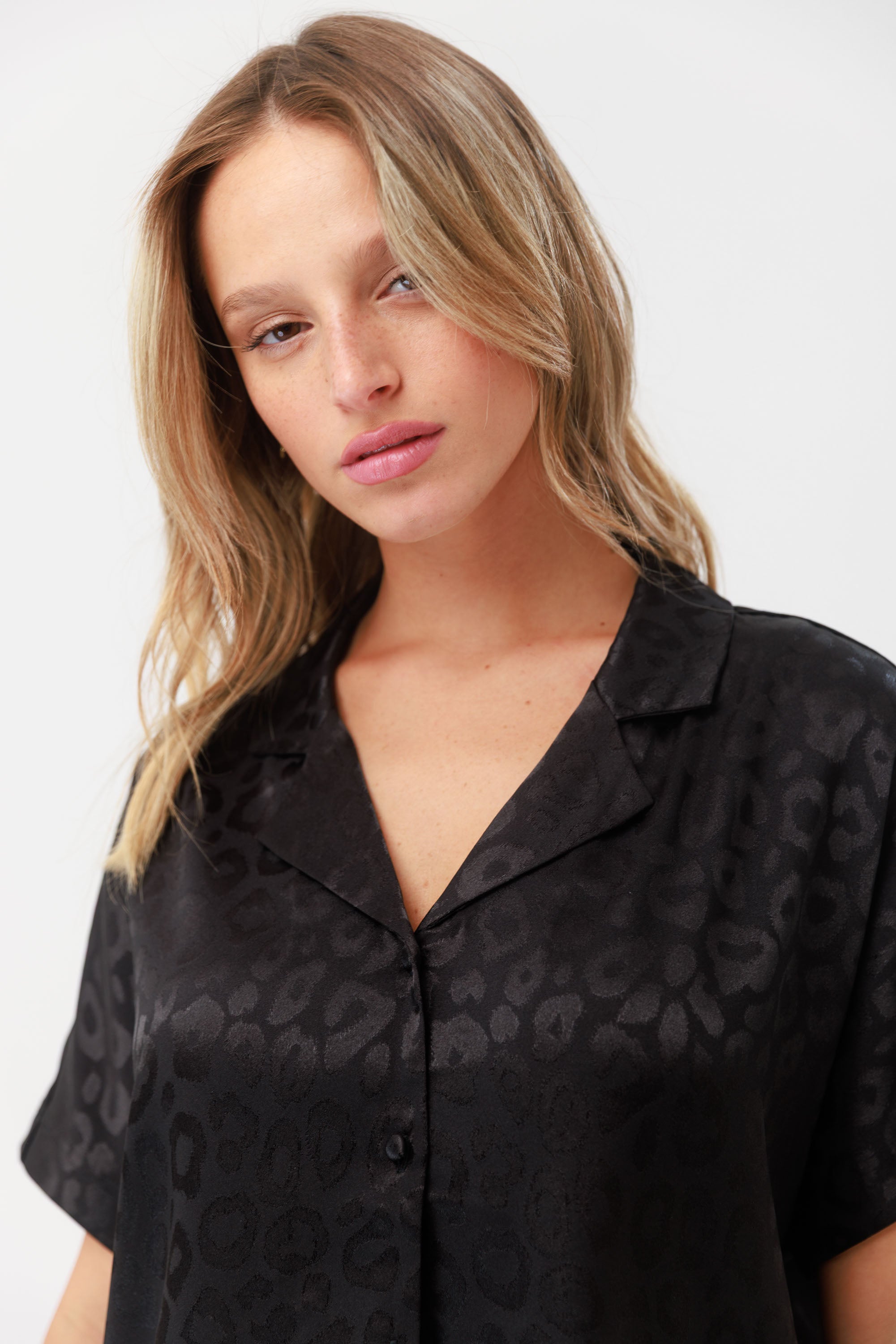 Satin Jacquard – סט פיג'מה מכופתרת יוקרתית