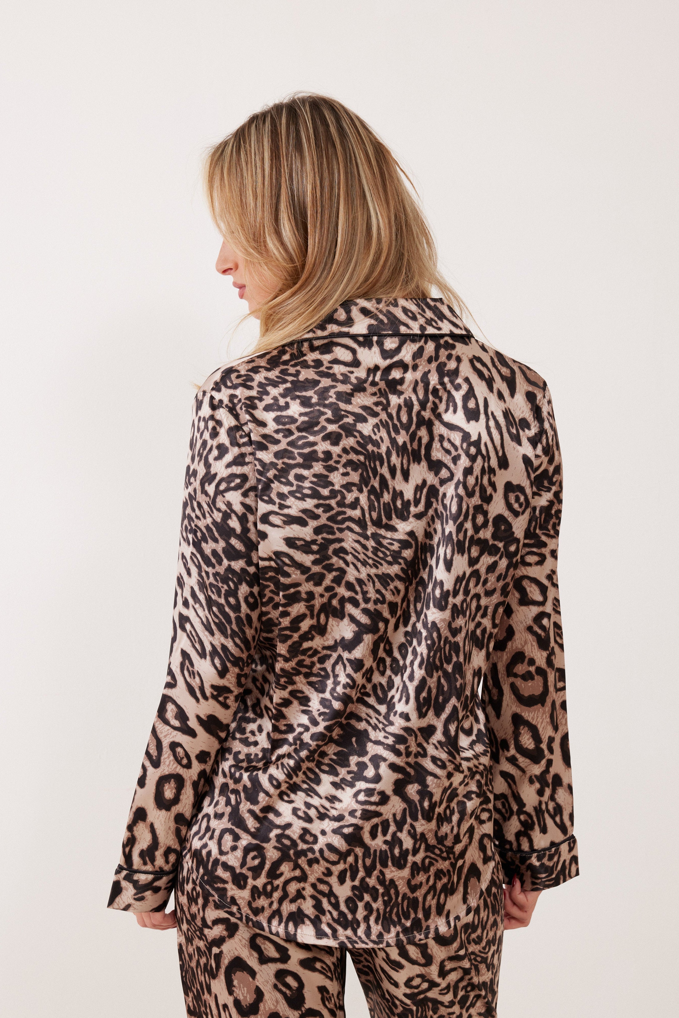 TIGER חליפת סאטן מכפותרת