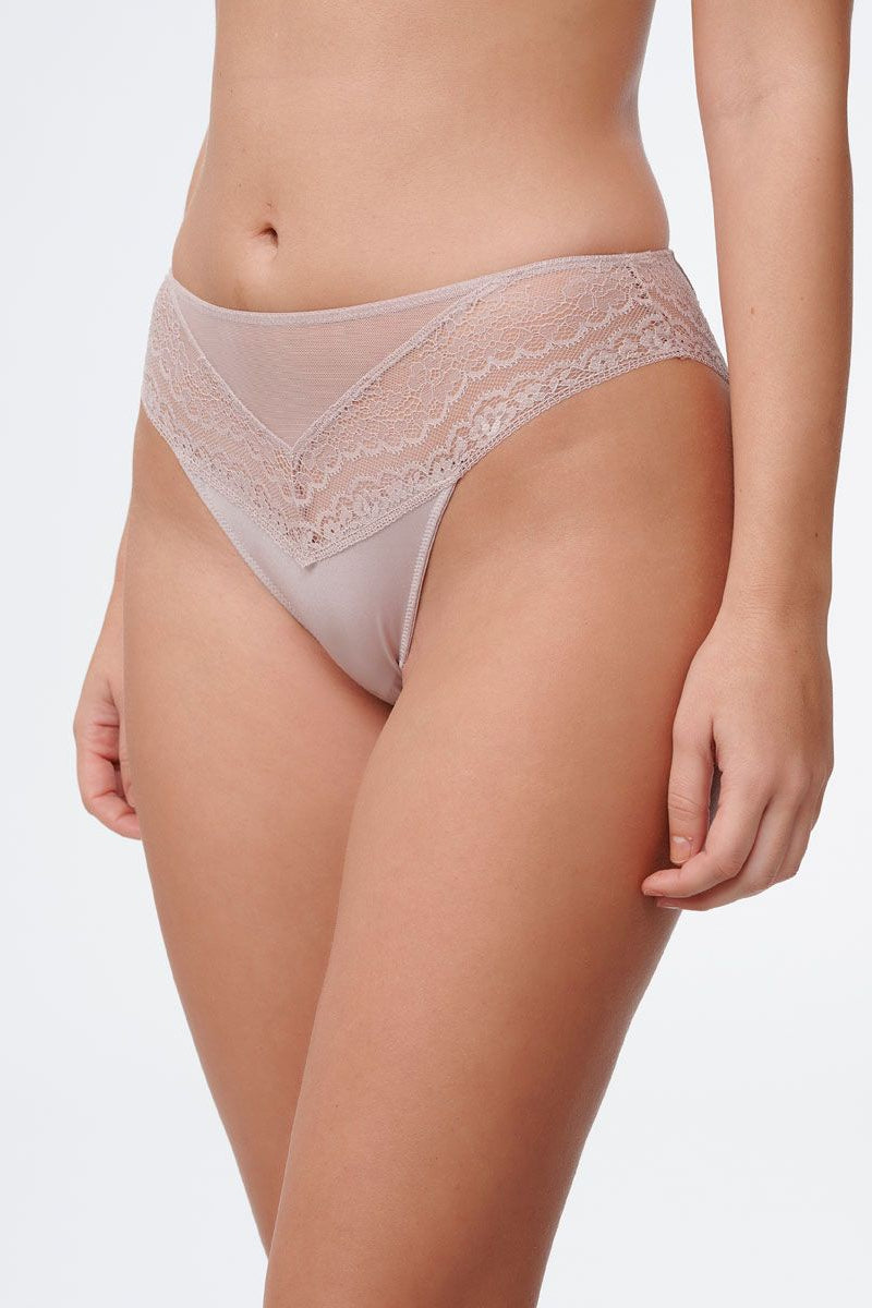 תחתון ברזילאי בשילוב בדי מיקרו רשת ותחרה